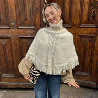 Poncho en maille à col roulé et franges Emily